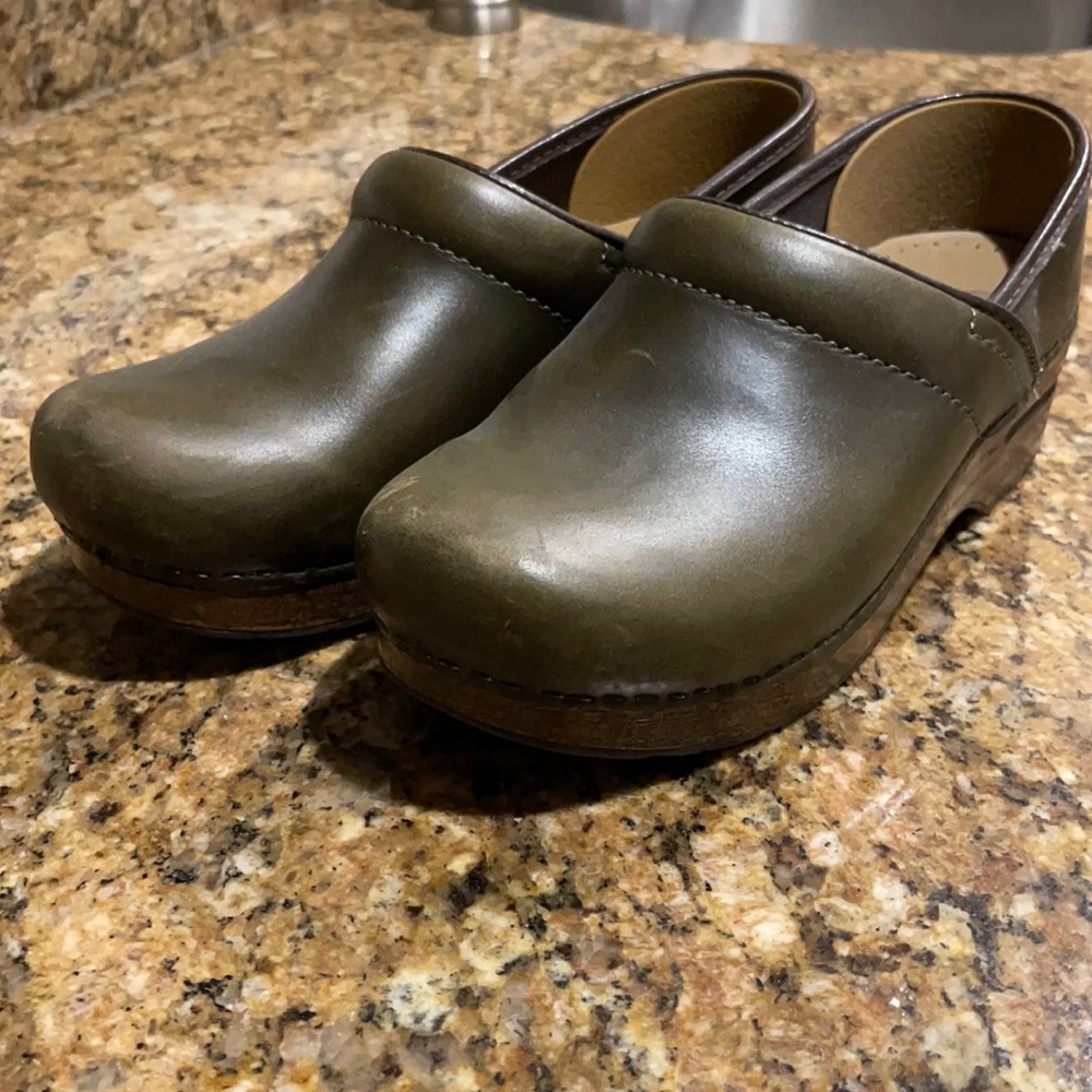 Army Green Dansko 37